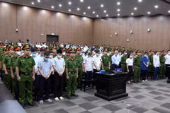 Thẩm phán, Chủ tọa phiên tòa Vũ Quang Huy tuyên án sơ thẩm đối với 54 bị cáo trong vụ án "Chuyến bay giải cứu." (Ảnh: Phạm Kiên/TTXVN)