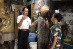 Người dân đang ở trong những căn phòng xuống cấp nghiêm trọng. (Ảnh: Tiến Vĩnh/TTXVN)