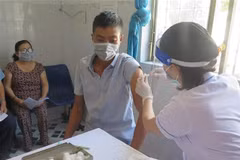 Lực lượng y tế tỉnh Kon Tum đang khẩn trương triển khai tiêm vaccine Abdala cho người dân. (Ảnh: Dư Toán/TTXVN)