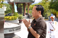Phó Chủ tịch Quốc hội Trần Quang Phương dâng hương tại Nghĩa trang liệt sỹ thành phố Huế. (Nguồn: Công thông tin điện tử tỉnh Thừa Thiên-Huế)