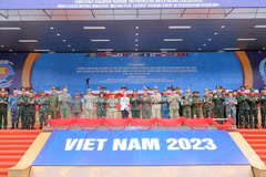 Thượng tướng Phùng Sĩ Tấn, Phó Tổng Tham mưu trưởng Quân đội Nhân dân Việt Nam và các trưởng đoàn quân sự các nước tại lễ khai mạc. (Ảnh: Trọng Đức/TTXVN)
