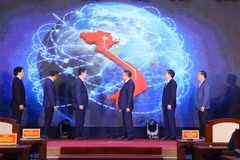 Chủ tịch UBND thành phố Hà Nội Trần Sỹ Thanh cùng các đại biểu khai trương các hệ thống thông tin, ứng dụng dùng chung phục vụ công tác chỉ đạo, điều của thành phố. (Ảnh: Văn Điệp/TTXVN)