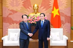 Phó Chủ tịch thường trực Quốc hội Trần Thanh Mẫn tiếp Tổng Thư ký Thượng viện Campuchia Oum Sarith. (Ảnh: Minh Đức/TTXVN)