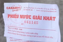Du khách phải mua phiếu nước giải khát có giá 70.000 đồng/người khi vào cổng cơ sở Canary Garden. (Ảnh: TTXVN phát)