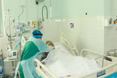 Nhân viên y tế chăm sóc bệnh nhân COVID-19 tại Khoa Bệnh Nhiệt đới, Bệnh viện Chợ Rẫy Thành phố Hồ Chí Minh. (Ảnh: Đinh Hằng/TTXVN)