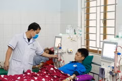 Những bệnh nhân điều trị chạy thận tại Bệnh viện Đa khoa khu vực Bắc Quang được giảm tải áp lực kinh tế nhờ các chính sách hỗ trợ bảo hiểm y tế. (Ảnh: Nam Thái/TTXVN)