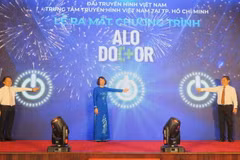 Lãnh đạo Bộ Y tế, UBND Thành phố Hồ Chí Minh và VTV9 bấm nút khởi động Chương trình "Alo Doctor." (Ảnh: Đinh Hằng/TTXVN)