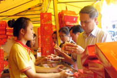 Hà Nội: Thị trường bánh Trung thu "đắt khách" dịp đầu mùa 
