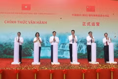 Ấn nút vận hành chính thức Khu cảnh quan thác Bản Giốc (Việt Nam)-Đức Thiên (Trung Quốc). (Ảnh: Chu Hiệu/TTXVN.)