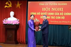 Trưởng Ban Tổ chức Trung ương Lê Minh Hưng trao Quyết định của Bộ Chính trị điều động, chỉ định đồng chí Hà Thị Nga tham gia Ban Chấp hành, Ban Thường vụ và giữ chức vụ Bí thư Tỉnh ủy Tuyên Quang nhiệm kỳ 2020-2025. (Ảnh: Quang Cường/TTXVN)
