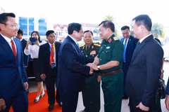 Lãnh đạo Bộ Quốc phòng Việt Nam và Lào đón Thủ tướng Phạm Minh Chính đến thăm, làm việc với Công ty Unitel. (Ảnh: Dương Giang/TTXVN)