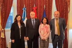 Đại sứ Việt Nam tại Argentina Ngô Minh Nguyệt tiếp ông Jorge Taiana, Trưởng ban Quan hệ quốc tế Đảng Công lý (PJ), cựu Bộ trưởng Quốc phòng và Ngoại giao Argentina. (Ảnh: Diệu Hương/TTXVN)