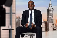 Bộ trưởng Tài chính Anh Kwasi Kwarteng trả lời phỏng vấn tại London. (Ảnh: AFP/TTXVN)