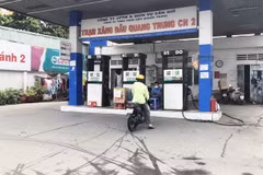 Khách hàng đến cửa hàng xăng, dầu trên địa bàn Thành phố Hồ Chí Minh thấy biển "hết xăng" và được nhân viên hướng dẫn đến cửa hàng xăng gần nhất trên cùng địa bàn. (Ảnh: Mỹ Phương/TTXVN)