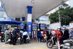 Người dân mua xăng tại một cây xăng trên đường Hoàng Văn Thụ, quận Phú Nhuận, TP.HCM. (Ảnh: Hồng Đạt/TTXVN)