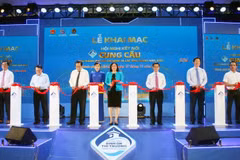 Các đại biểu thực hiện nghi thức khai mạc. (Ảnh: Mỹ Phương/TTXVN)