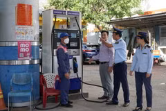 Lực lượng chức năng Đà Nẵng kiểm tra hoạt động tại các cửa hàng xăng dầu trên địa bàn. (Ảnh: Quốc Dũng/TTXVN)