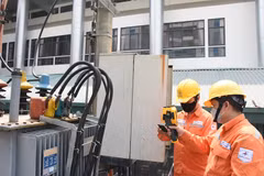 Nhân viên EVNHANOI kiểm tra tình trạng vận hành thiết bị điện. (Ảnh: evnhanoi)