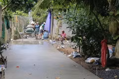 Đầu tư phát triển giao thông nông thôn theo phương châm “nhà nước và nhân dân cùng làm” ở xã Mỹ Thành Nam, huyện Cai Lậy, tỉnhTiền Giang. (Ảnh: Minh Trí/TTXVN)