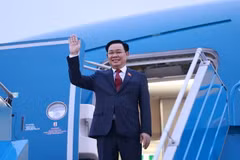 Chủ tịch Quốc hội Vương Đình Huệ lên đường dự AIPA-43, thăm chính thức Campuchia. (Ảnh: Doãn Tấn/TTXVN)