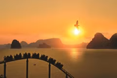 Vẻ đẹp rực rỡ hoàng hôn Vịnh Hạ Long. (Ảnh: CTV/Vietnam+)