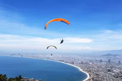 Bay dù lượn ven biển Đà Nẵng là một trải nghiệm thú vị và choáng ngợp. (Ảnh: Thu Trang)