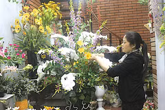 Nam Định: Hoa lụa, hoa đá thủ công chinh phục khách hàng