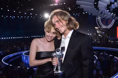 Cảnh sát truy nã bạn vô gia cư nhận giải VMA thay Miley Cyrus