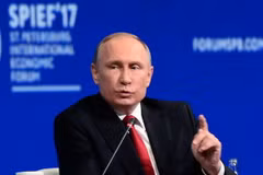 Tổng thống Nga Vladimir Putin trong một phiên họp ở Saint Petersburg ngày 2/6. (Nguồn: AFP/TTXVN)