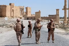 Các binh sỹ Nga tuần tra ở thành phố cổ Palmyra, Syria. (Nguồn: AFP/TTXVN)