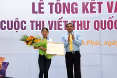 Thứ trưởng Bộ Thông tin và Truyền thông Nguyễn Minh Hồng trao giải Nhất cho Thu Trang tại vòng thi Quốc gia. (Ảnh: VNPost)