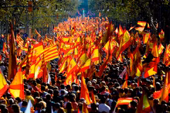 Người dân tham gia tuần hành cuộc tuần hành ủng hộ Tây Ban Nha thống nhất tại Barcelona ngày 29/10. (Nguồn: AFP/TTXVN)