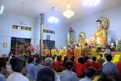 Cộng đồng người Việt tại Savanakhet cầu an cho anh hùng liệt sỹ. (Ảnh: Phạm Kiên/Vietnam+)