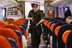 Cảnh sát đặc nhiệm Anh tuần tra trên chuyến tàu tới nhà ga Euston ở London ngày 29/5. (Nguồn: AFP/TTXVN)