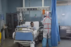 Nhân viên y tế điều trị cho một bệnh nhân bị nhiễm virus H7N9 tại Trung tâm y tế ở Vũ Hán, tỉnh Hồ Bắc, Trung Quốc. (Nguồn: EPA/TTXVN)