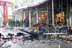 Cảnh sát điều tra tại hiện trường vụ đánh bom tại siêu thị Big C ở Pattani, miền Nam Thái Lan. (Nguồn: EPA/TTXVN)
