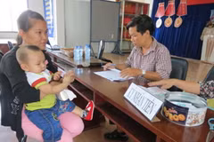 Người lao động vui mừng được nhận lương sau 5 năm theo kiện. (Nguồn: baobaohiemxahoi.vn)