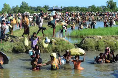Người tị nạn Rohingya tới khu vực Palongkhali, gần Ukhia, Bangladesh ngày 16/10 sau khi sơ tán khỏi Myanmar. (Nguồn: AFP/TTXVN)