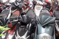 Các xe máy tang vật trong một vụ án phá đường dây tiêu thụ xe gian. (Ảnh: Thế Vinh/TTXVN)