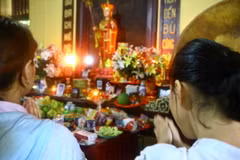 Tỏ lòng thành kính, cầu mong những điều tốt lành. (Ảnh: Minh Quyết/TTXVN)
