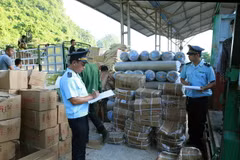 Kiểm tra hàng nhập khẩu tại Chi cục Hải quan cửa khẩu Cốc Nam (Cục Hải quan Lạng Sơn). (Ảnh minh họa: Hoàng Hùng/TTXVN)