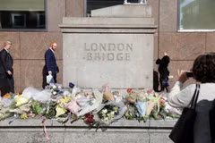 Đặt hoa tưởng niệm các nạn nhân vụ tấn công khủng bố tại Cầu London. (Nguồn: AFP/TTXVN)
