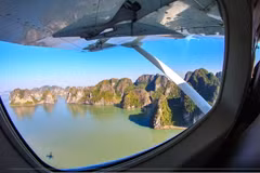 Vịnh Hạ Long nhìn từ trên thủy phi cơ ở độ cao 300m. (Ảnh: Trung Nguyên/TTXVN)