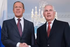 Ngoại trưởng Nga Sergei Lavrov (trái) và người đồng cấp Mỹ Rex Tillerson. (Nguồn: AFP/TTXVN)