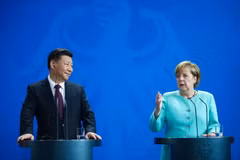  Chủ tịch Trung Quốc Tập Cận Bình (trái) và Thủ tướng Đức Angela Merkel (phải) tại cuộc họp báo ở Berlin ngày 5/7. (Nguồn: AFP/TTXVN)