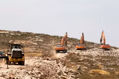 Các công nhân Israel sử dụng máy xúc mở đường, chuẩn bị cho việc xây dựng khu định cư Amichai ở Bờ Tây ngày 21/6. (Nguồn: EPA/TTXVN)