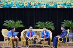 Giao lưu và đối thoại về khởi nghiệp với các gương thanh niên làm kinh tế giỏi. (Ảnh: Diệp Anh/TTXVN)