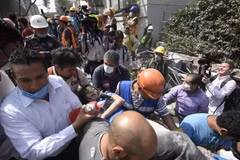Lực lượng cứu hộ chuyển người bị thương sau vụ động đất tại Mexico City ngày 19/9. (Nguồn: AFP/TTXVN)