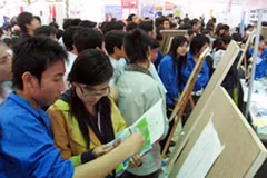 Thanh niên, học sinh tìm cơ hội nghề nghiệp tại Ngày hội Thanh niên Thủ đô với nghề nghiệp 2009. (Ảnh: Internet).