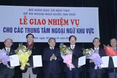 Lãnh đạo Bộ Giáo dục và Đào tạo giao nhiệm vụ cho lãnh đạo các trung tâm. 